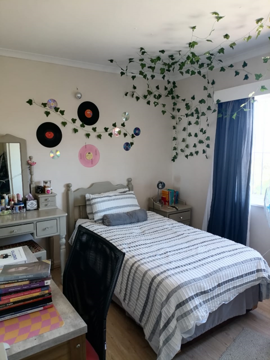 To Let 4 Bedroom Property for Rent in Heldervue Western Cape